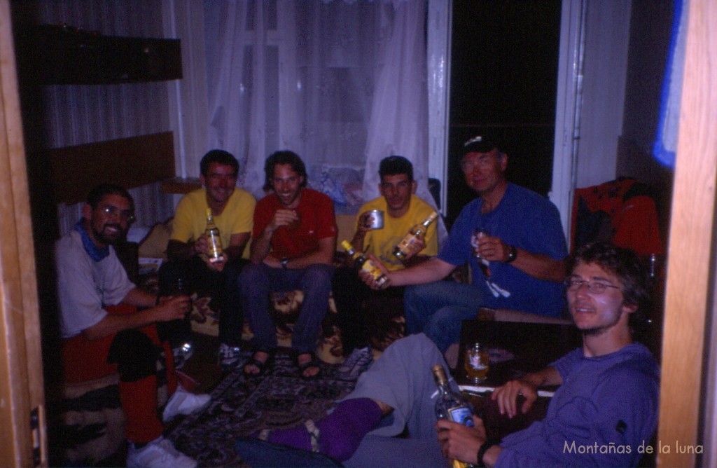 Noche de celebración con Vodka en el Hotel Terskol. De izquierda a derecha: Jesús Santana, Joaquín, (Toni o Pau), Quique, Oleg y (Toni o Pau)